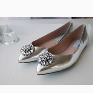 Metallic pointed-toe flats 💎